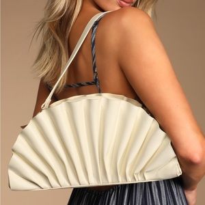 NWT Lulu’s Fan Bone Clutch🐚Always a fan bone pleated purse